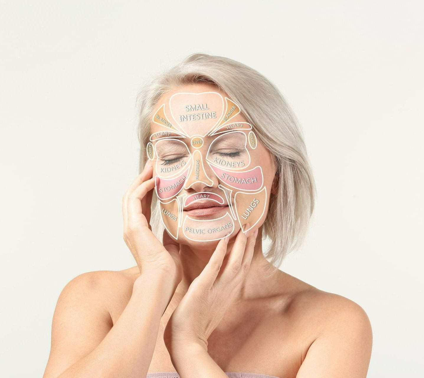 Femme portant un masque de soin du visage, les yeux fermés, touchant doucement son visage sur fond blanc