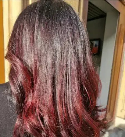 cheveux brin et rouge
