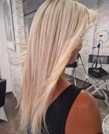 coiffure blonde et lisse