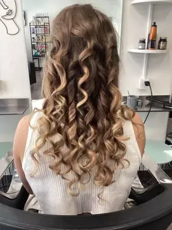 cheveux bouclés bruns