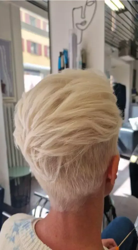 cheveux courts et blonds