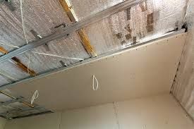 Se está construyendo un techo en una habitación con muchos cables colgando de él.