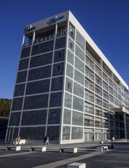 Un gran edificio con un cielo azul al fondo.
