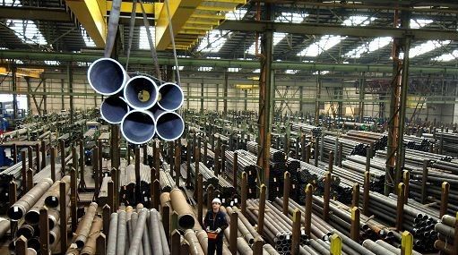 Un gran almacén lleno de tuberías y tubos.