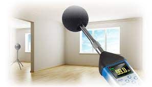 Se está utilizando un medidor de nivel de sonido en una habitación vacía.