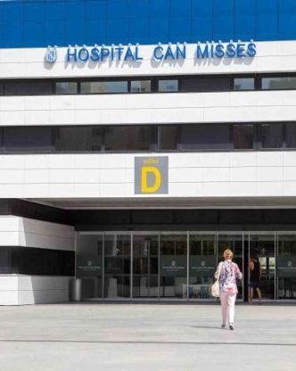 Una mujer camina frente al hospital y puede perderse.