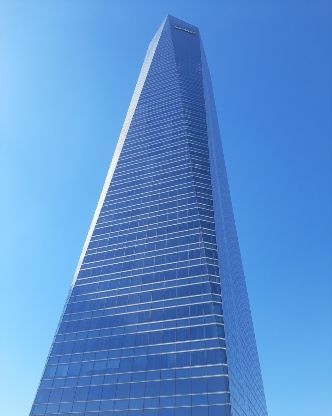 Un edificio alto con un cielo azul al fondo.