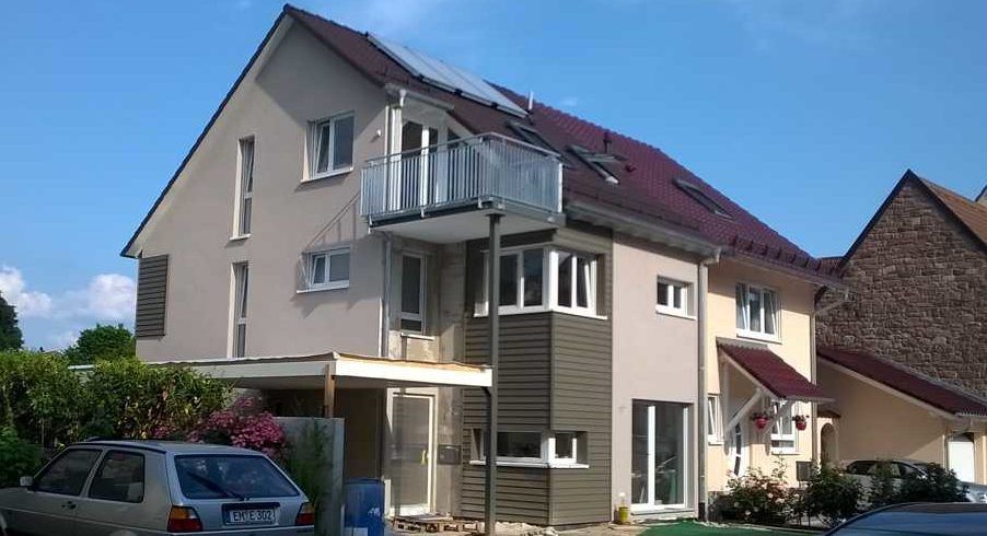 Ein Haus, davor parkt ein Auto