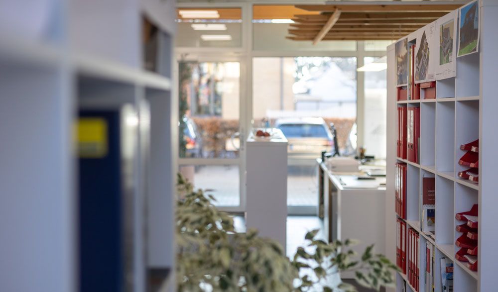Ein unscharfes Bild eines Raumes mit vielen Regalen und einem Auto im Hintergrund.