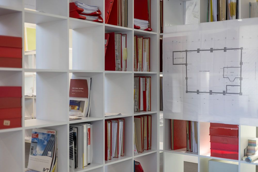 Ein Raum mit vielen Regalen und einer Zeichnung an der Wand