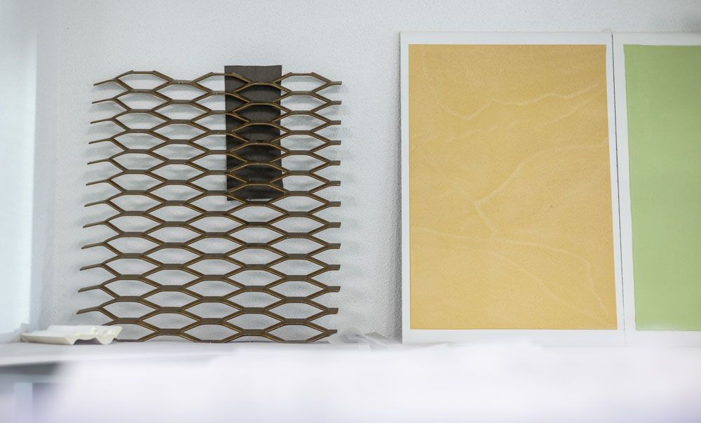 Eine Wand mit einem Regal und zwei Gemälden darauf.