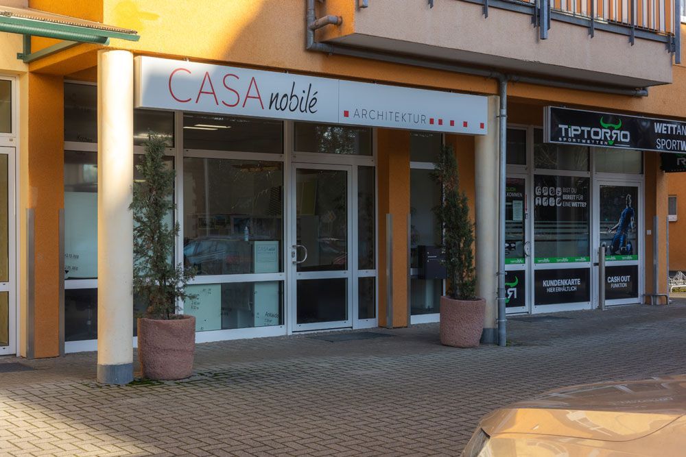 Eine Ladenfront mit einem Schild mit der Aufschrift „Casa Mobile“.