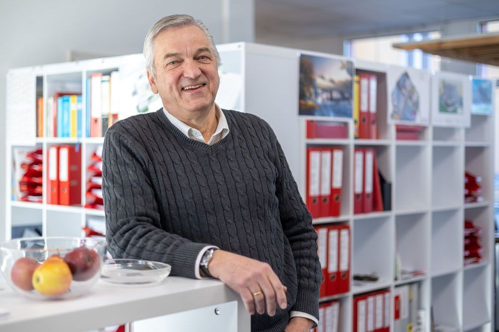 Harald Stramka lehnt in einem Büro an einer Theke.