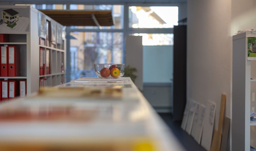 Ein verschwommenes Bild eines Raumes mit einem Tisch und einer Obstschale darauf.