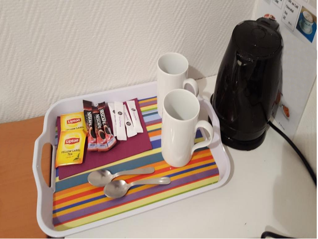 Bouilloire et café à disposition