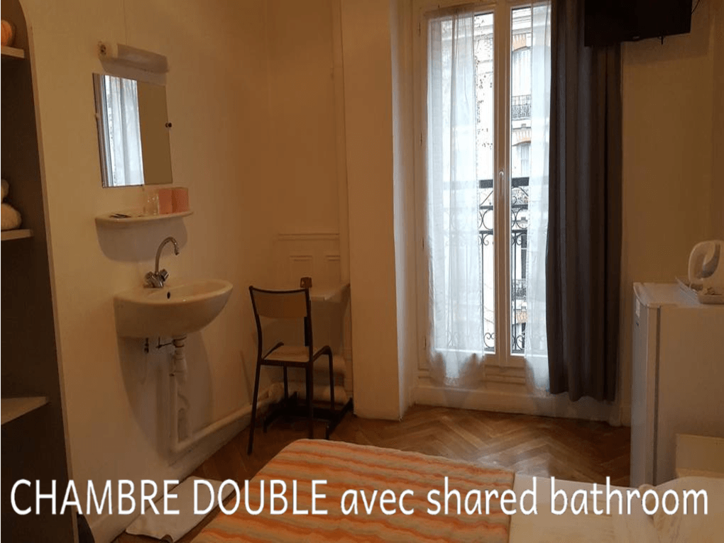 Chambre double et lavabo