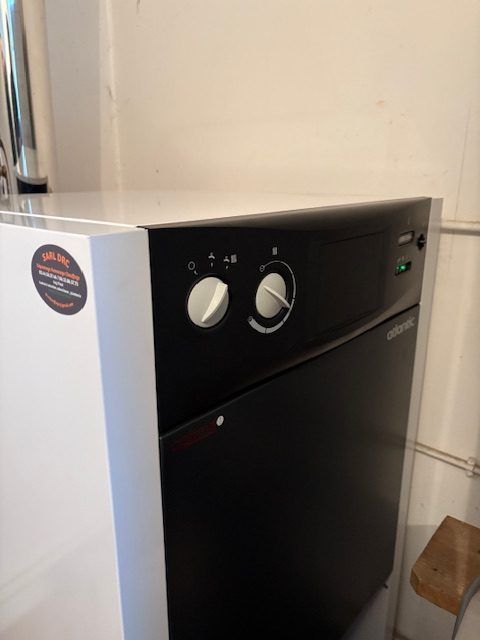 Deux boutons de contrôle d'une chaudière au fioul.