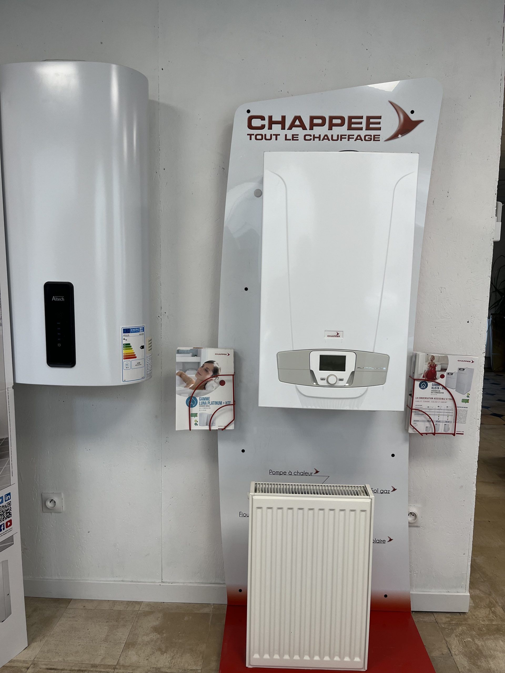 Deux chaudières à gaz en exposition en magasin.