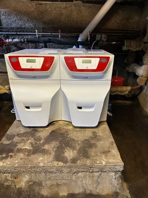 Deux bloc de chaudières à fioul.