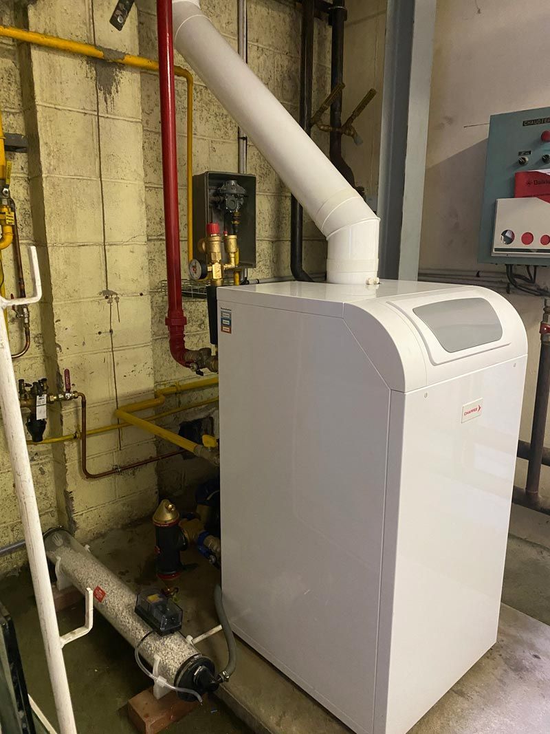 Une chaudière et son tuyau d'évacuation.