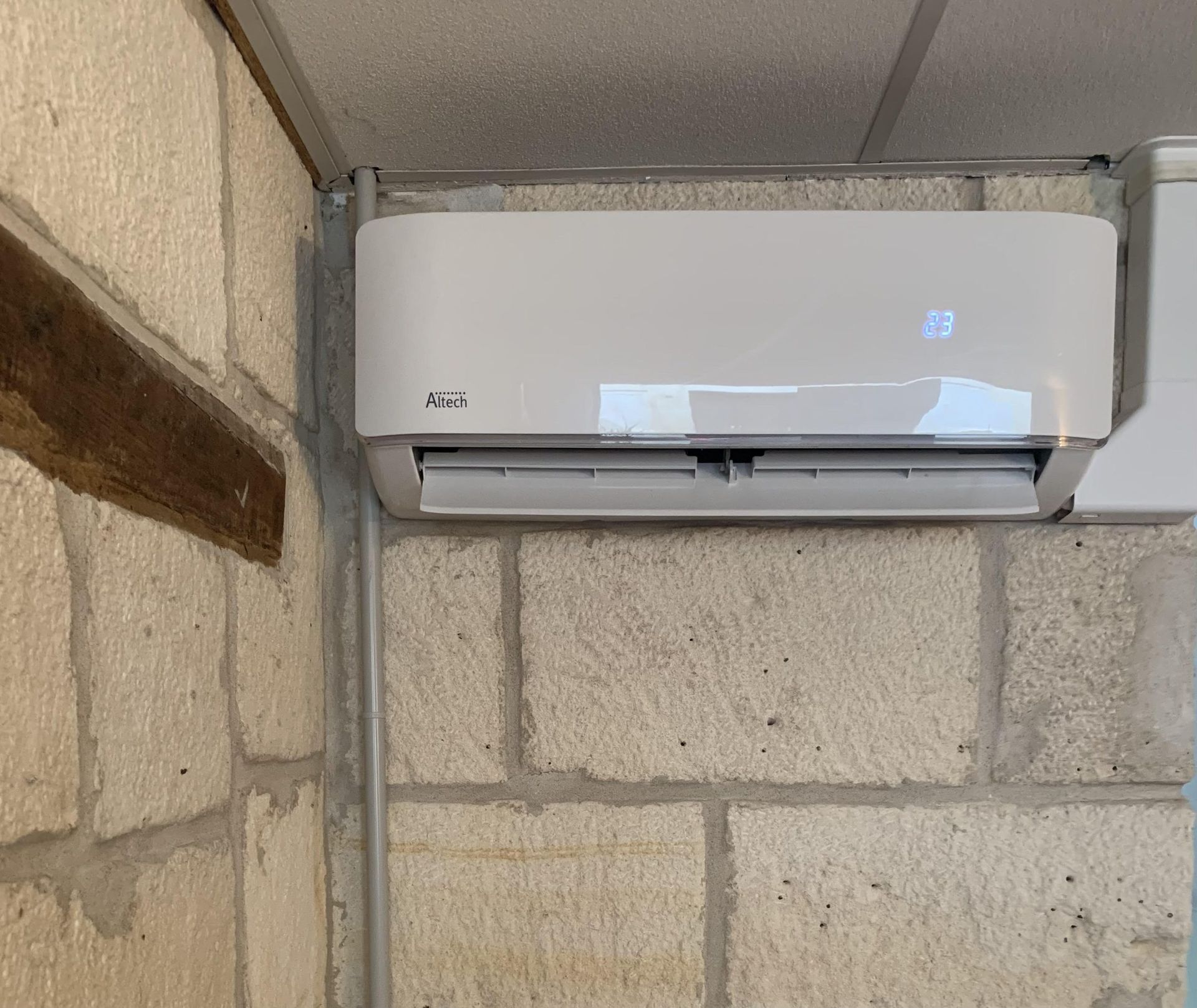 Une climatisation accroché à un mur.