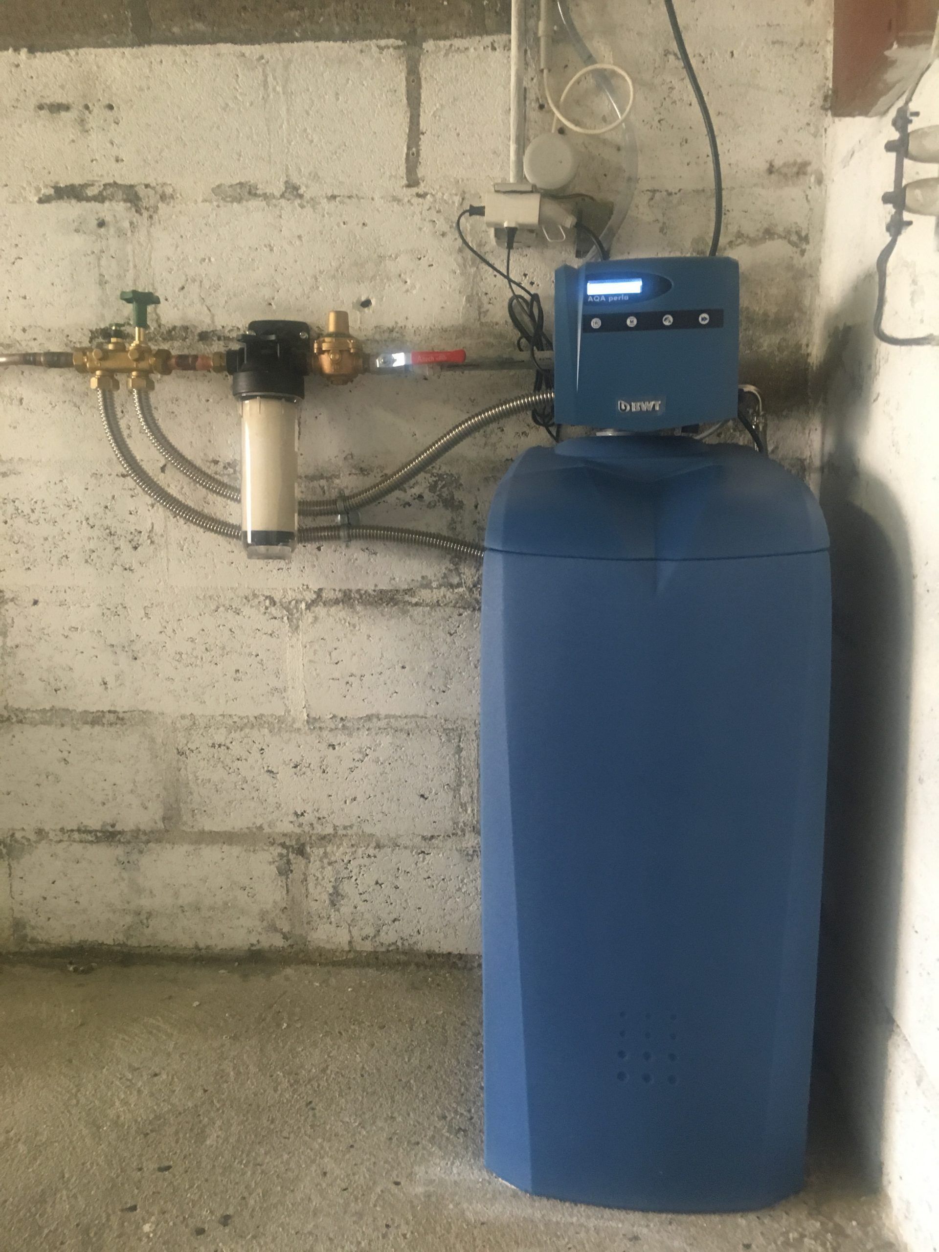 Un grand adoucisseur d'eau bleu.