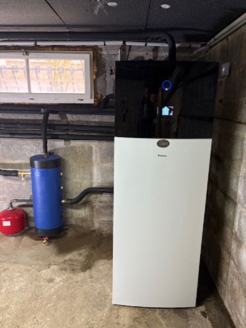 Une pompe à chaleur noir et blanc en intérieur.