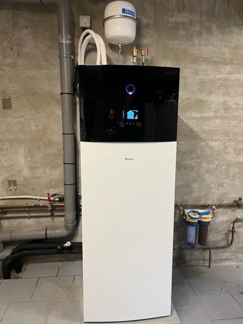 Une pompe à chaleur noir et blanche.