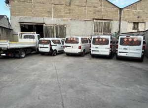 Flotte de véhicules blanc de dos.