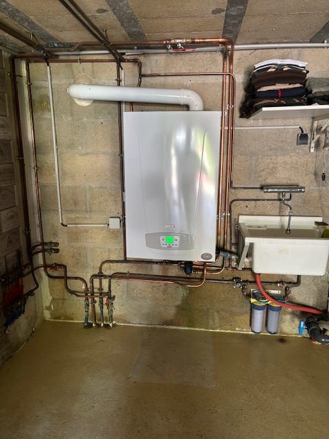 Une chaudière avec un écran vert lumineux.