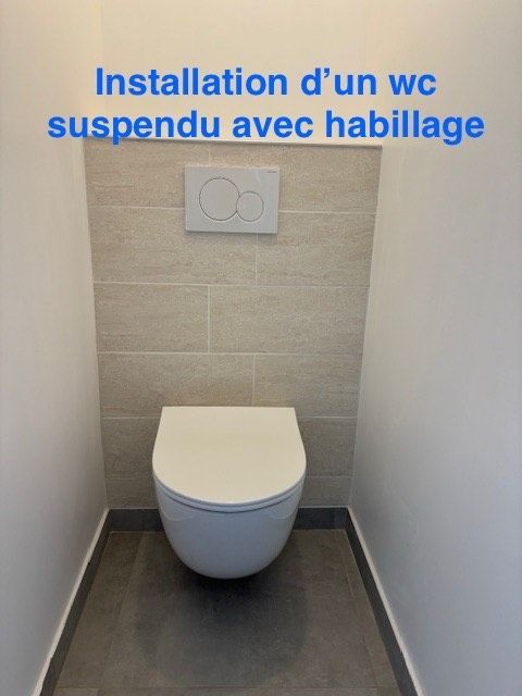 Des toilettes suspendu.