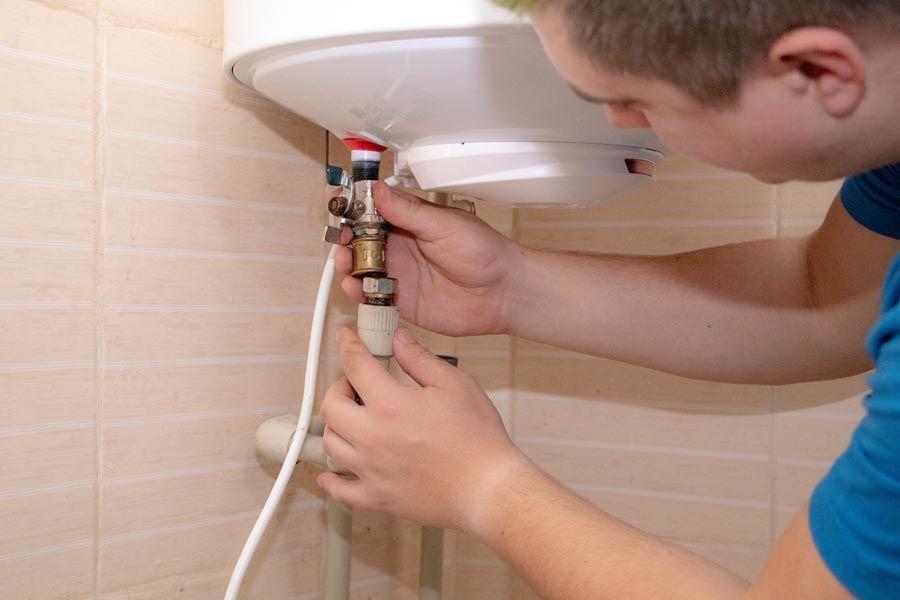 Une personne installant un cumulus.