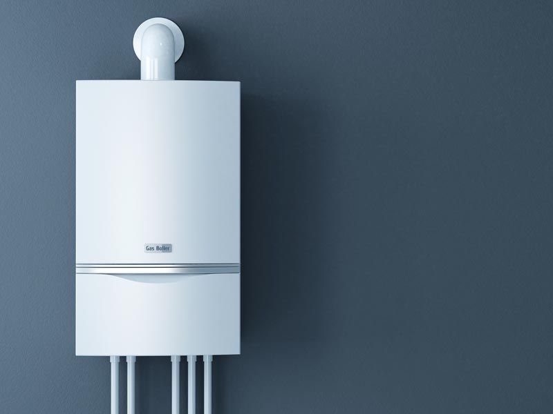 Une chaudière à gaz à un mur gris bleuté.