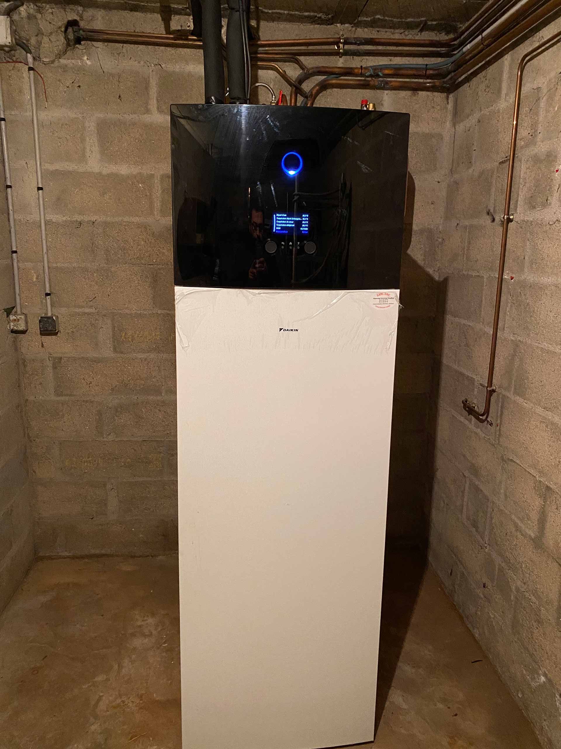 Partie intérieur de la pompe à chaleur de la forme d'un réfrigérateur.