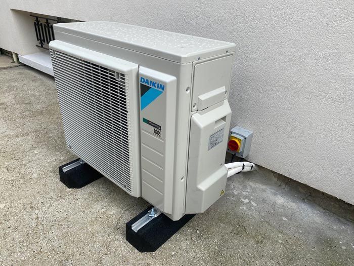 Une pompe à chaleur extérieur.