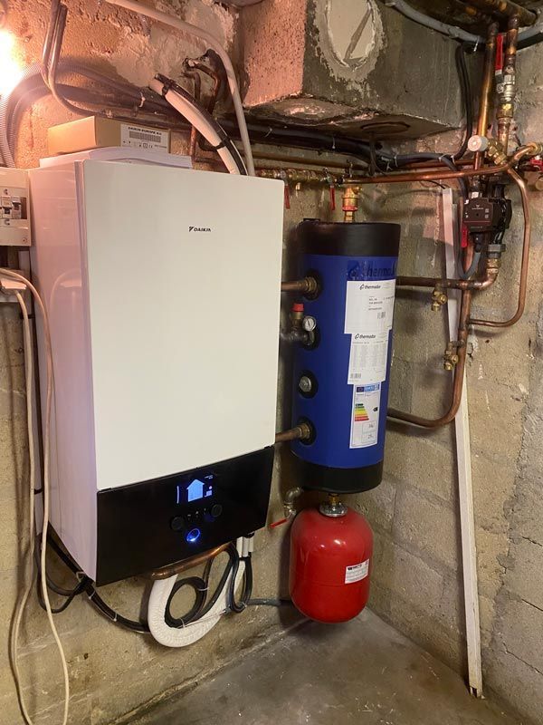 Système interne de la pompe à chaleur de couleur noir et blanc.