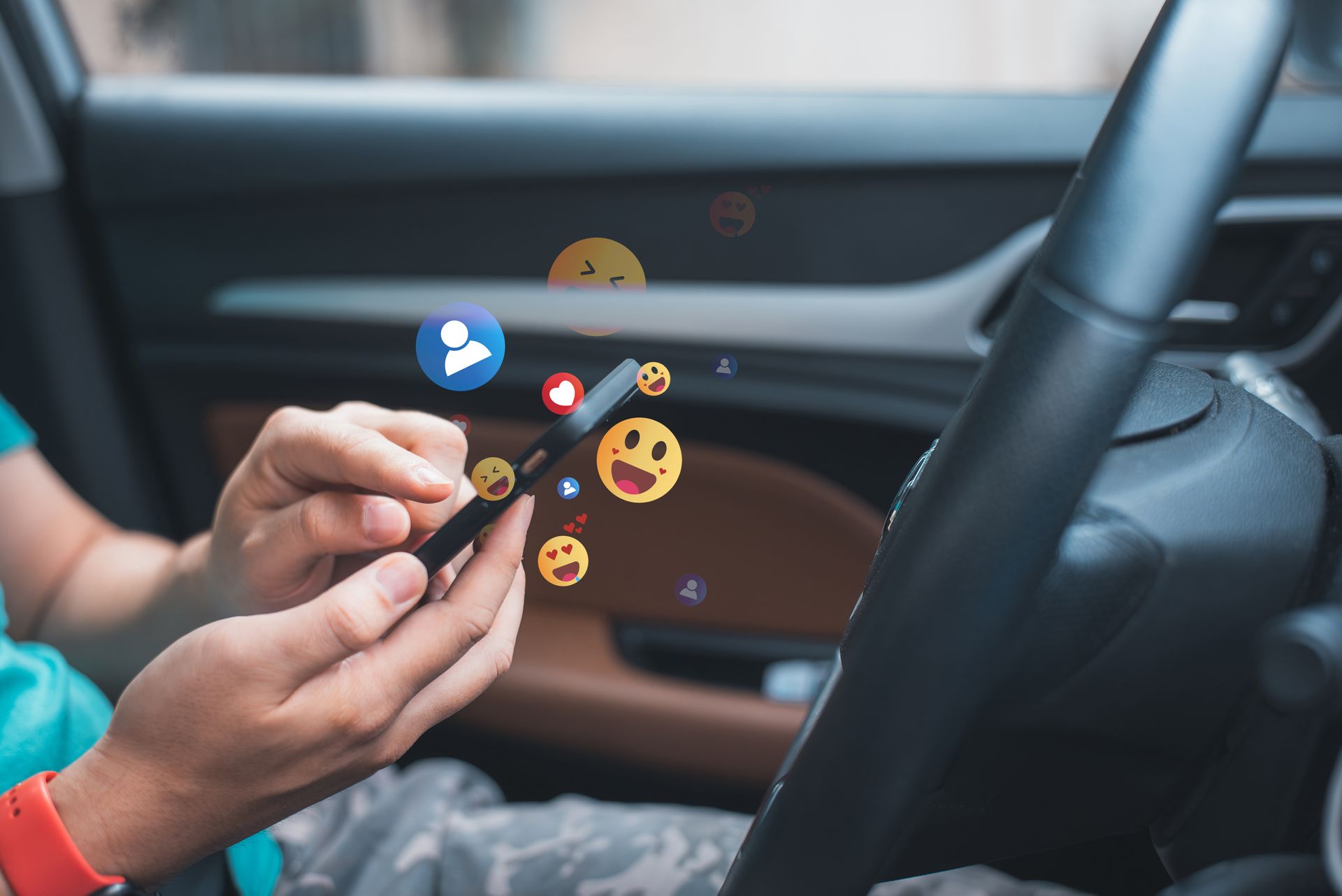 Une personne utilise un smartphone en voiture, des émojis flottent sur l'écran.