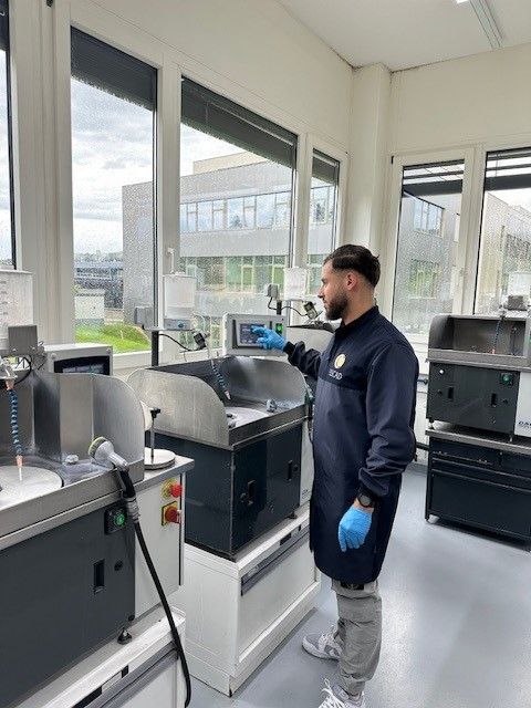 gros plan sur une main avec un gant en train de nettoyer une montre