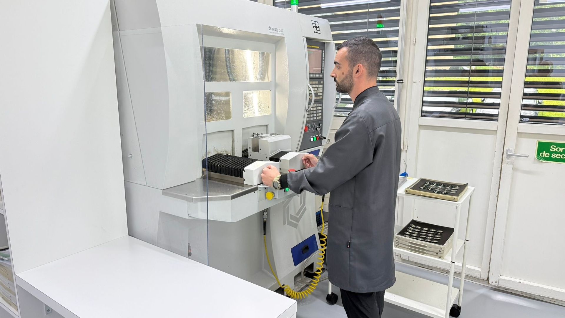 Un technicien en train de travailler sur une machine de précision