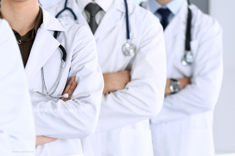 Gruppe moderner Ärzte, die als Team zusammenstehen