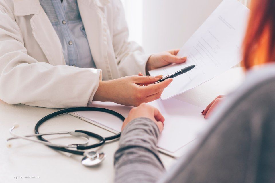 Arzt füllt ein Formular aus