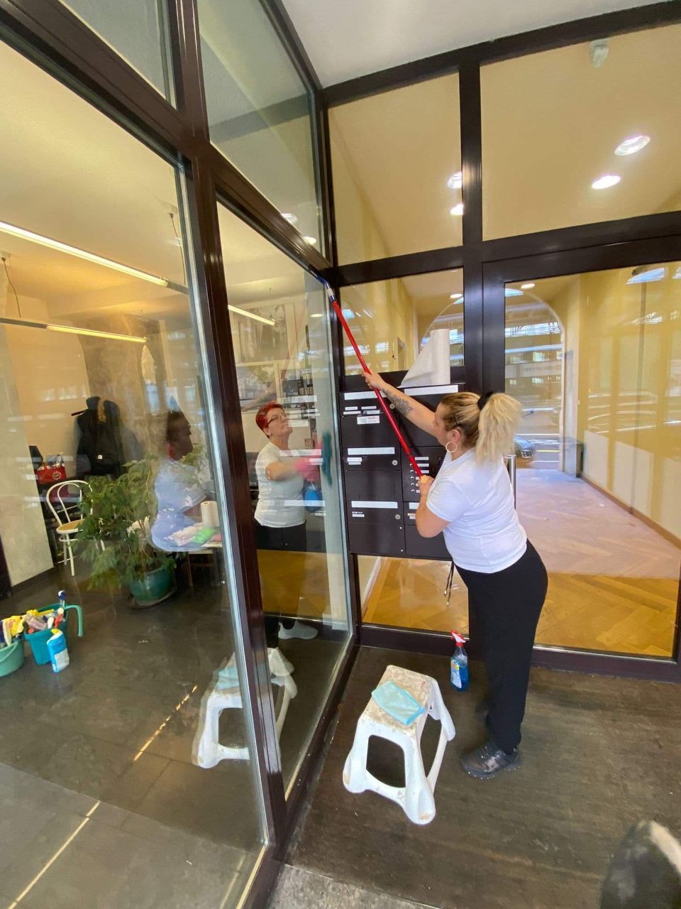 Fachkräfte reinigen Fenster