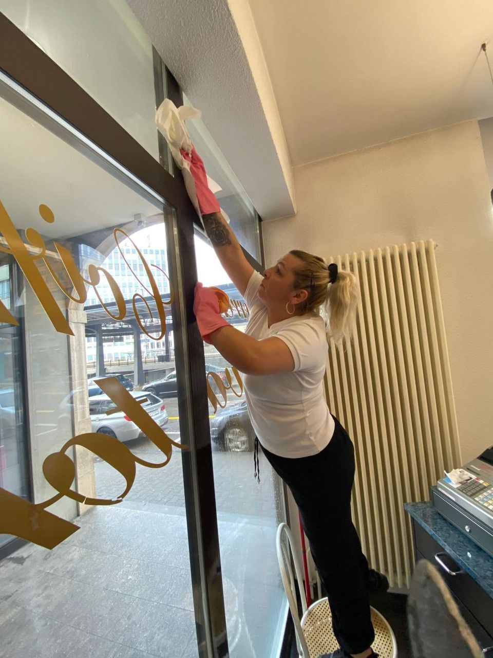 Fachkraft reinigt Fenster