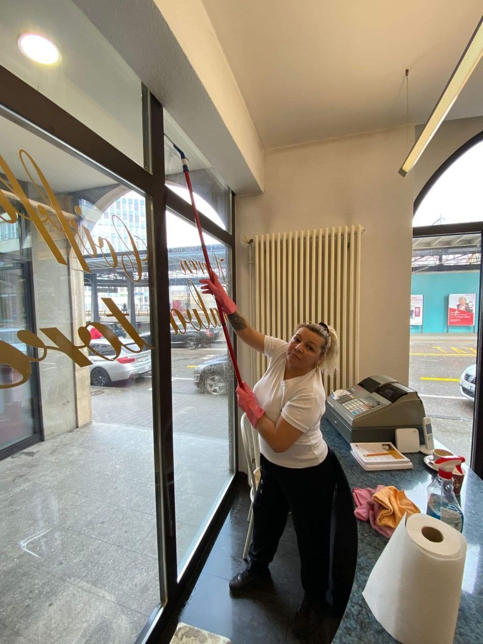 Fachkraft reinigt Fenster