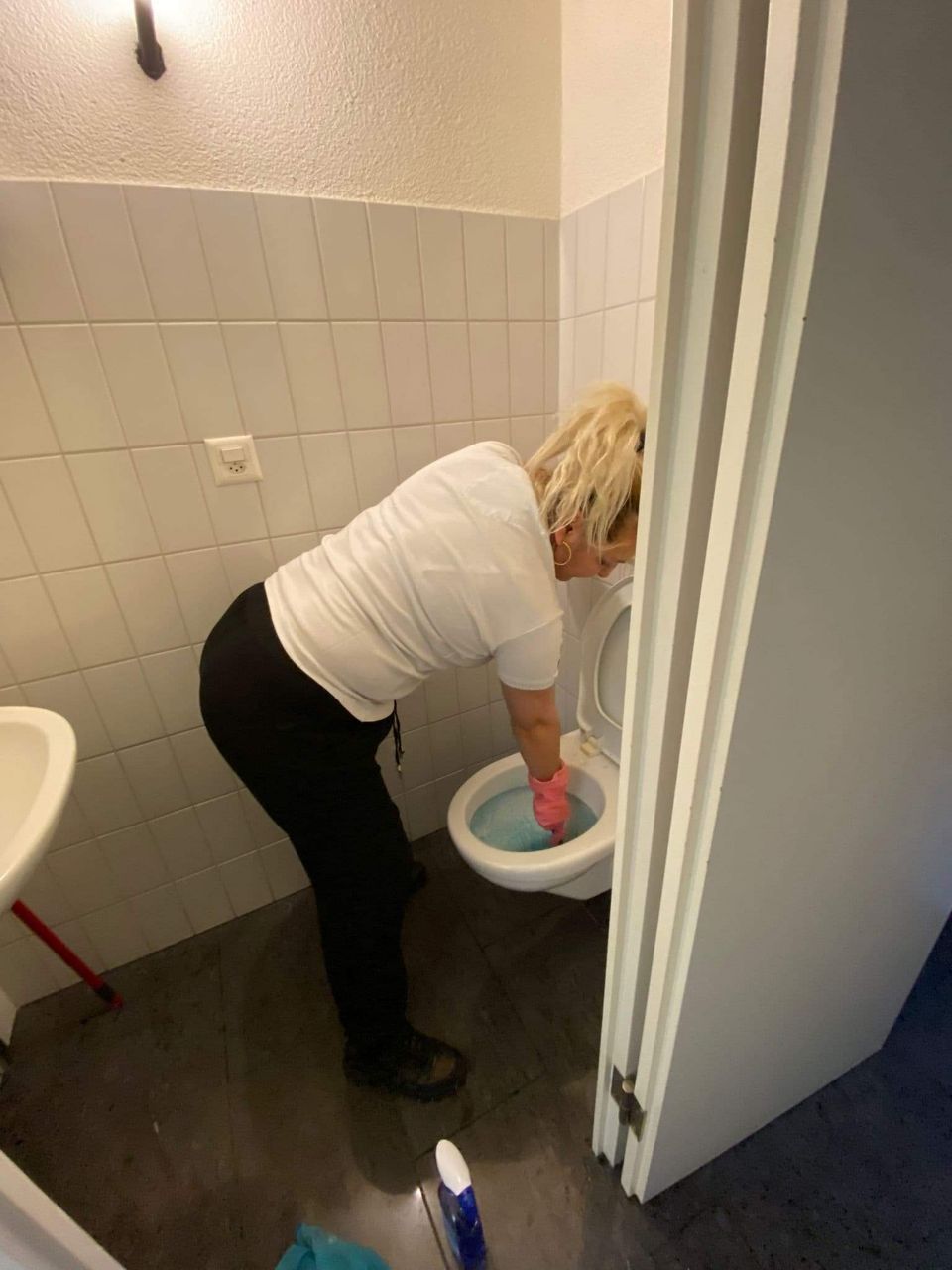 Fachkraft reinigt WC