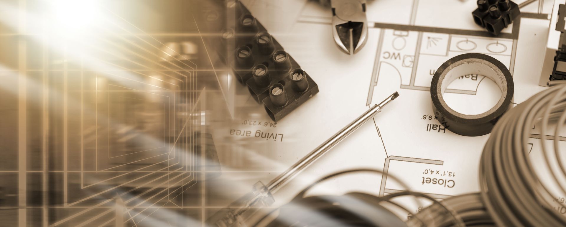 Outils et plans d'architecte baignés d'une lumière vive aux tons sépia.