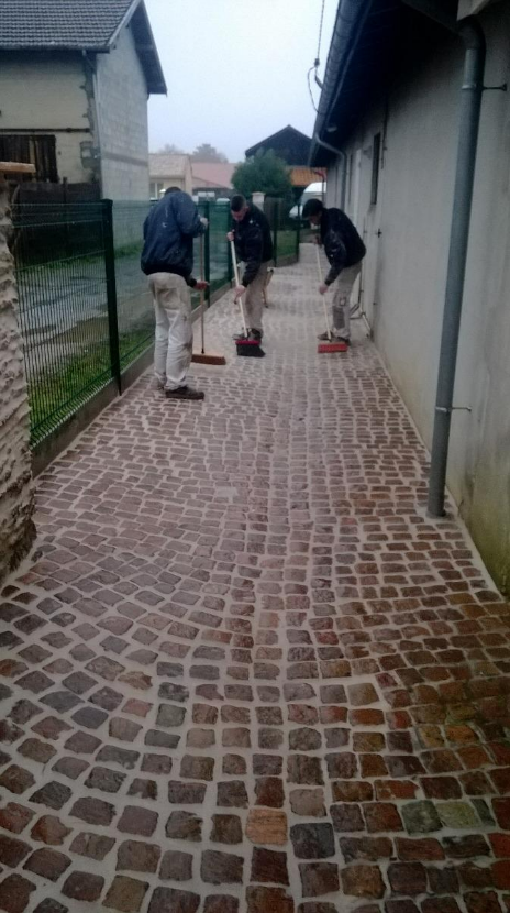 Nettoyage d'une allée en pavé