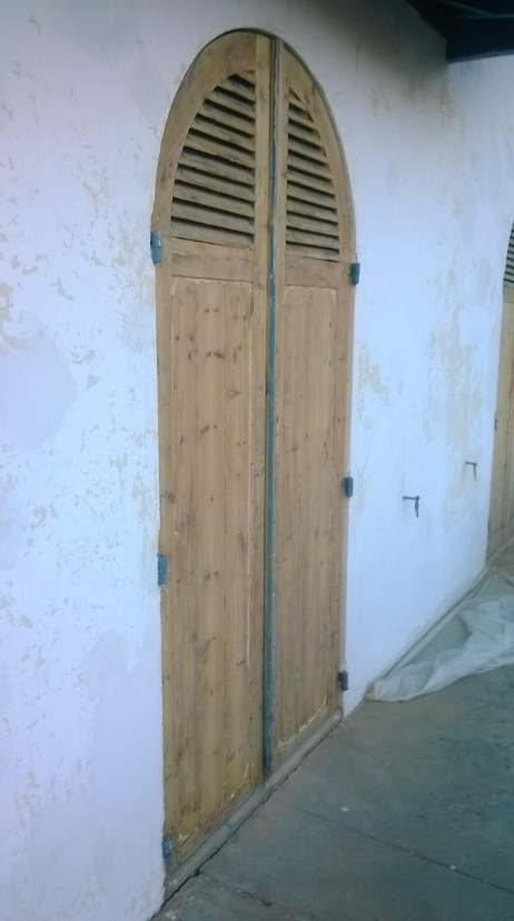 Volets en bois sur un mur blanc