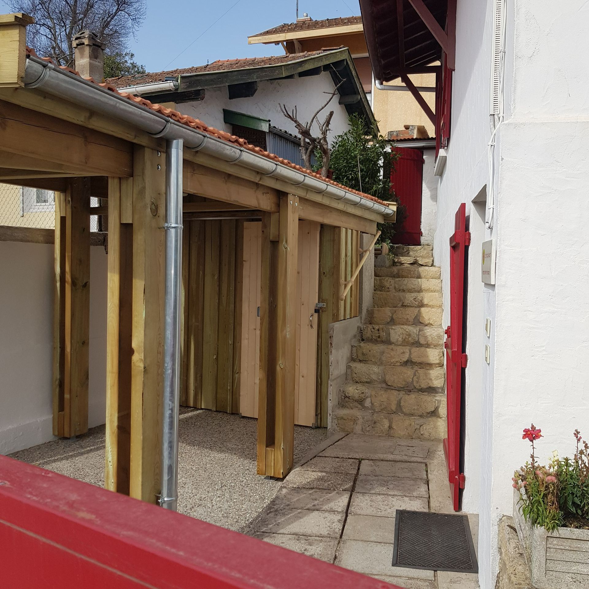 Terrasse en bois avec deux chaises