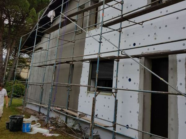 Façade en rénovation derrière des échafaudages
